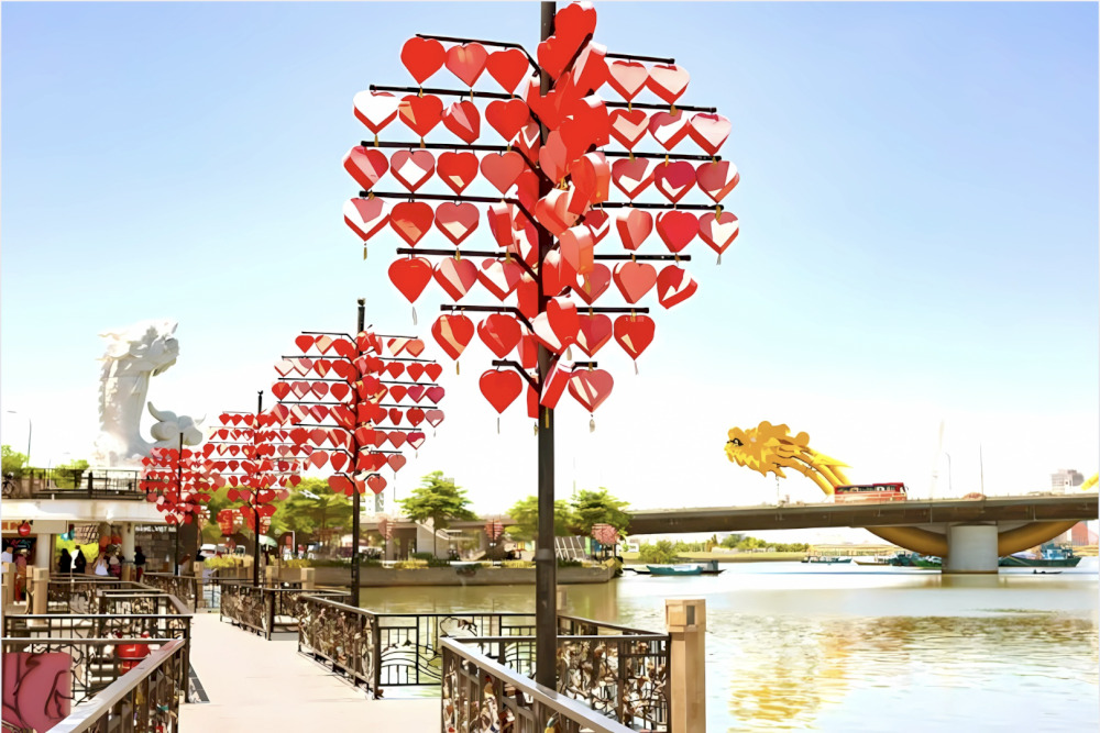 From the Love Lock Bridge, you can have a stunning view of Dragon Bridge